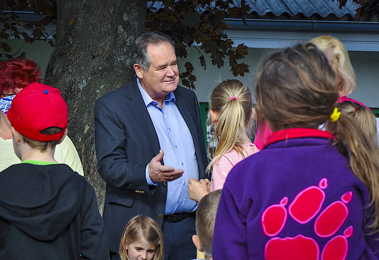 Geschäftsführer KR Dir. Roland Suter mit den Kindern