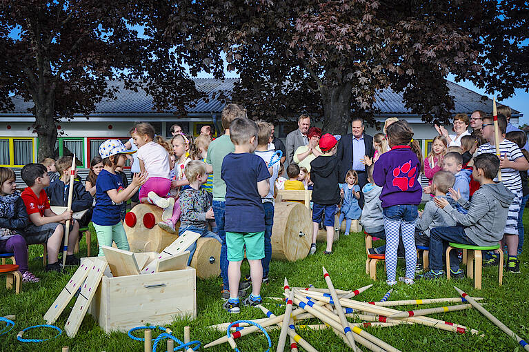 Kindergartenkinder testen Spielsachen