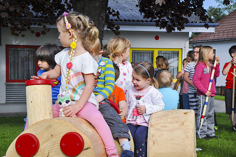Kinder am Holztraktor